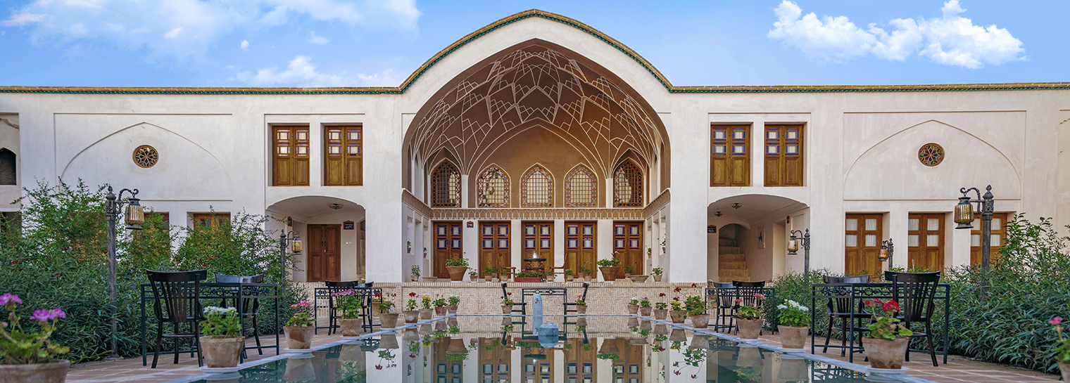 محوطه در روز