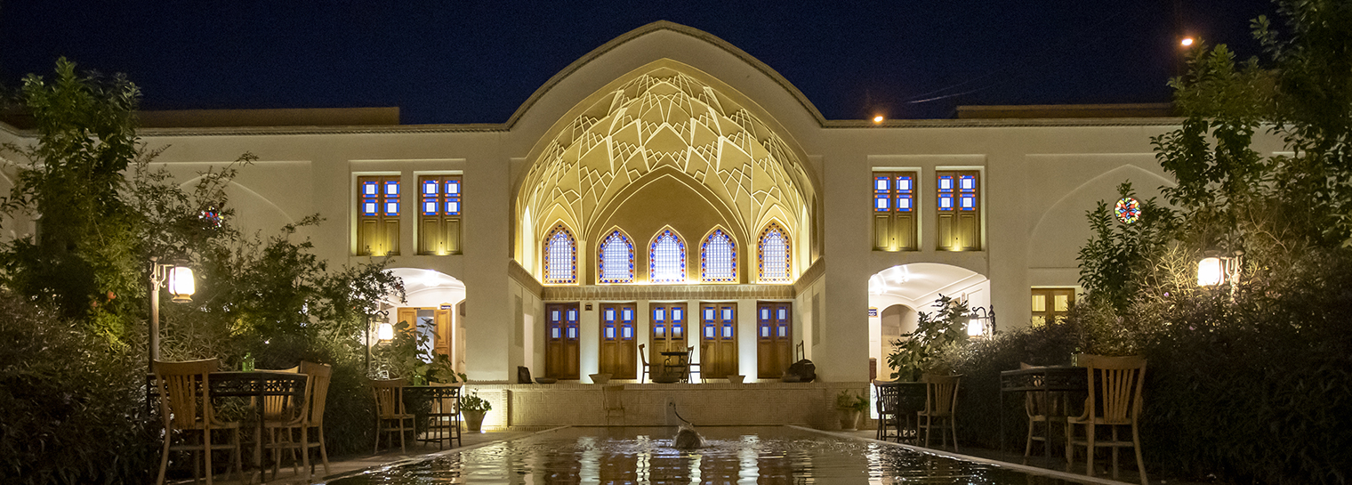 محوطه در شب